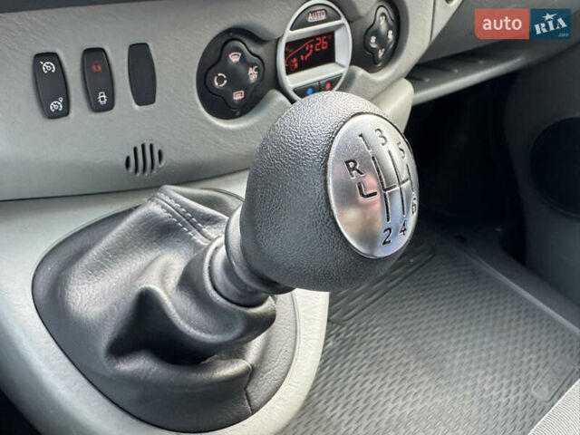 Чорний Рено Трафік, об'ємом двигуна 2 л та пробігом 255 тис. км за 13499 $, фото 52 на Automoto.ua