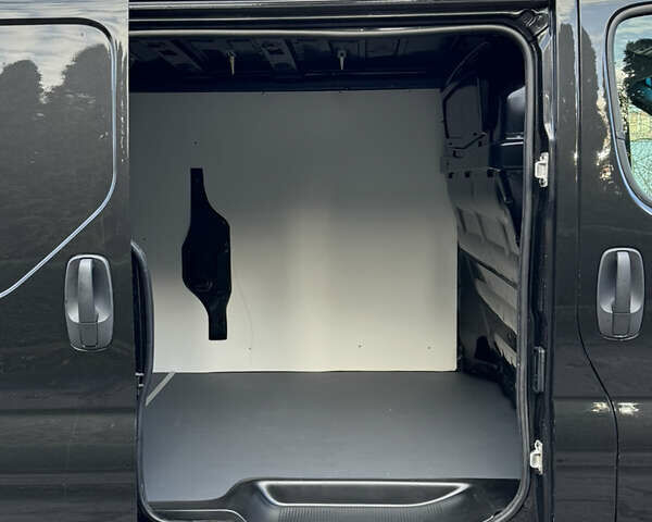 Чорний Рено Трафік, об'ємом двигуна 2 л та пробігом 255 тис. км за 13499 $, фото 33 на Automoto.ua