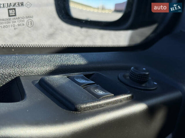 Черный Рено Трафик, объемом двигателя 1.6 л и пробегом 197 тыс. км за 13490 $, фото 14 на Automoto.ua