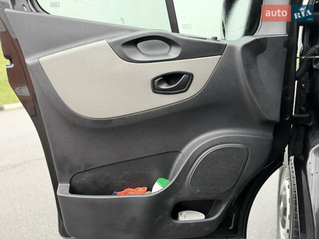 Черный Рено Трафик, объемом двигателя 1.6 л и пробегом 179 тыс. км за 15900 $, фото 6 на Automoto.ua