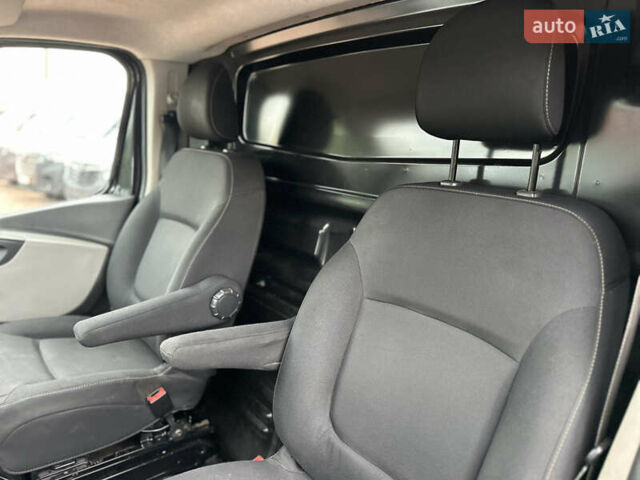 Черный Рено Трафик, объемом двигателя 1.6 л и пробегом 195 тыс. км за 14200 $, фото 12 на Automoto.ua