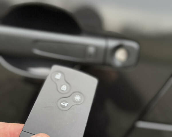 Черный Рено Трафик, объемом двигателя 2 л и пробегом 198 тыс. км за 21850 $, фото 85 на Automoto.ua