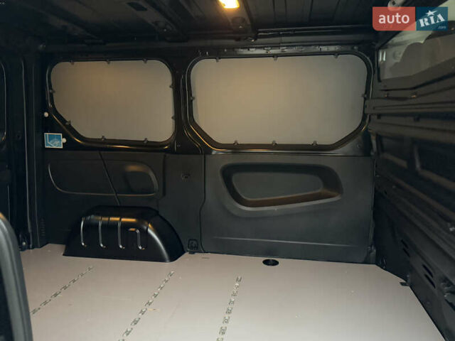 Черный Рено Трафик, объемом двигателя 2 л и пробегом 198 тыс. км за 21850 $, фото 97 на Automoto.ua