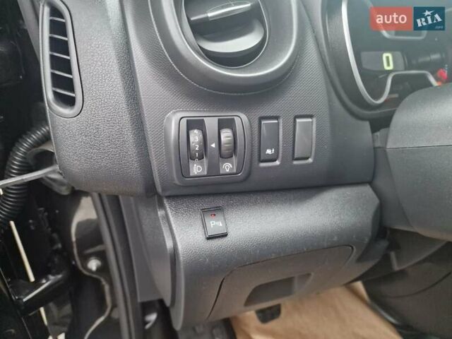 Черный Рено Трафик, объемом двигателя 0 л и пробегом 195 тыс. км за 19899 $, фото 23 на Automoto.ua