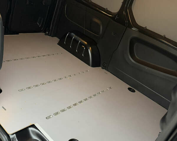 Черный Рено Трафик, объемом двигателя 2 л и пробегом 198 тыс. км за 21850 $, фото 96 на Automoto.ua