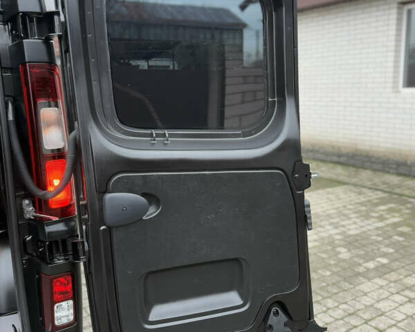 Черный Рено Трафик, объемом двигателя 2 л и пробегом 198 тыс. км за 21850 $, фото 109 на Automoto.ua