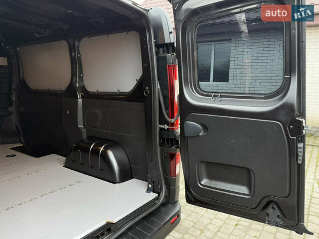 Черный Рено Трафик, объемом двигателя 2 л и пробегом 198 тыс. км за 21850 $, фото 101 на Automoto.ua