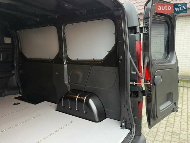 Черный Рено Трафик, объемом двигателя 2 л и пробегом 198 тыс. км за 21850 $, фото 105 на Automoto.ua