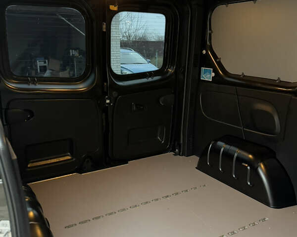 Черный Рено Трафик, объемом двигателя 2 л и пробегом 198 тыс. км за 21850 $, фото 95 на Automoto.ua