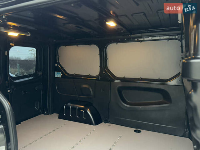 Черный Рено Трафик, объемом двигателя 2 л и пробегом 198 тыс. км за 21850 $, фото 94 на Automoto.ua