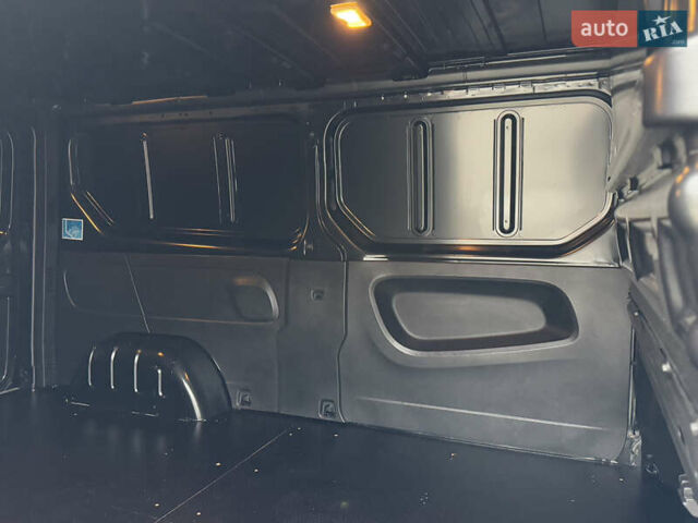 Чорний Рено Трафік, об'ємом двигуна 2 л та пробігом 189 тис. км за 22999 $, фото 86 на Automoto.ua