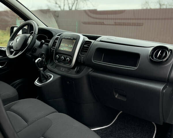 Чорний Рено Трафік, об'ємом двигуна 2 л та пробігом 189 тис. км за 22999 $, фото 50 на Automoto.ua