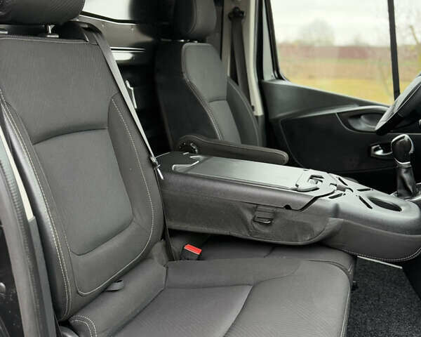 Чорний Рено Трафік, об'ємом двигуна 2 л та пробігом 189 тис. км за 22999 $, фото 43 на Automoto.ua