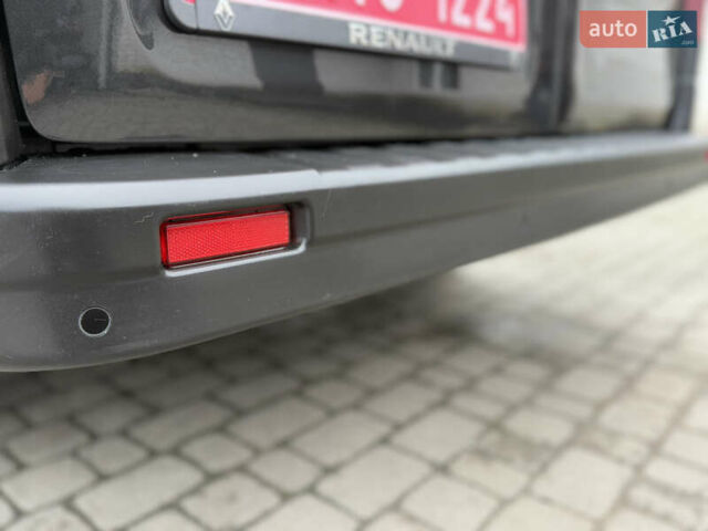 Чорний Рено Трафік, об'ємом двигуна 2 л та пробігом 189 тис. км за 22999 $, фото 69 на Automoto.ua