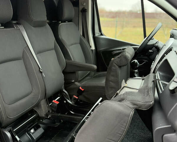 Чорний Рено Трафік, об'ємом двигуна 2 л та пробігом 189 тис. км за 22999 $, фото 47 на Automoto.ua