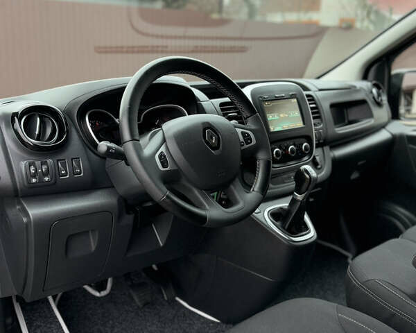 Чорний Рено Трафік, об'ємом двигуна 2 л та пробігом 189 тис. км за 22999 $, фото 60 на Automoto.ua