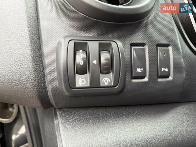 Черный Рено Трафик, объемом двигателя 2 л и пробегом 117 тыс. км за 21300 $, фото 15 на Automoto.ua