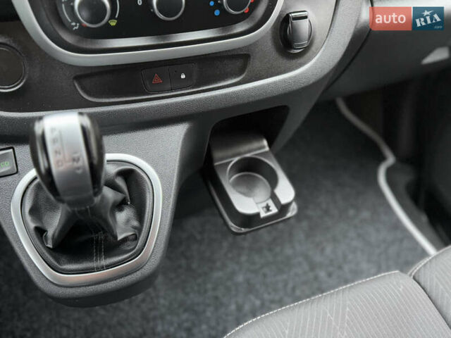 Чорний Рено Трафік, об'ємом двигуна 2 л та пробігом 189 тис. км за 22999 $, фото 76 на Automoto.ua