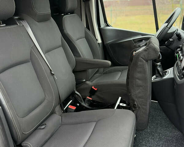 Чорний Рено Трафік, об'ємом двигуна 2 л та пробігом 189 тис. км за 22999 $, фото 48 на Automoto.ua