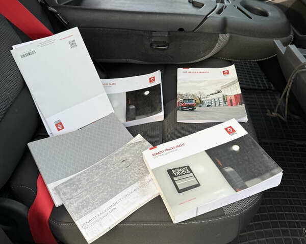 Черный Рено Трафик, объемом двигателя 2 л и пробегом 74 тыс. км за 29900 $, фото 56 на Automoto.ua