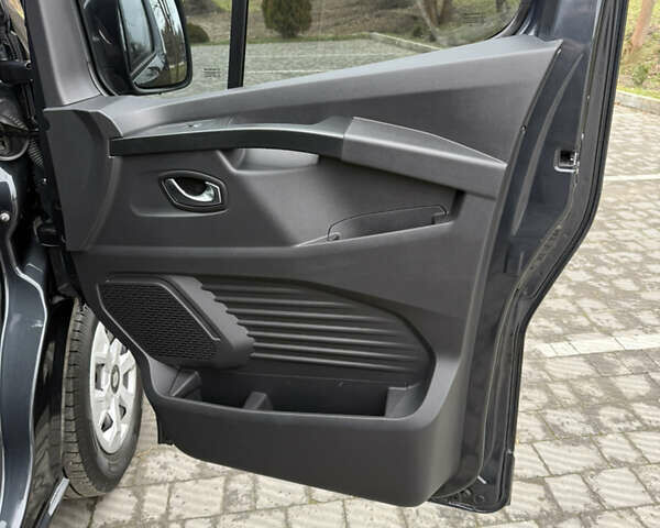 Черный Рено Трафик, объемом двигателя 2 л и пробегом 65 тыс. км за 29900 $, фото 23 на Automoto.ua