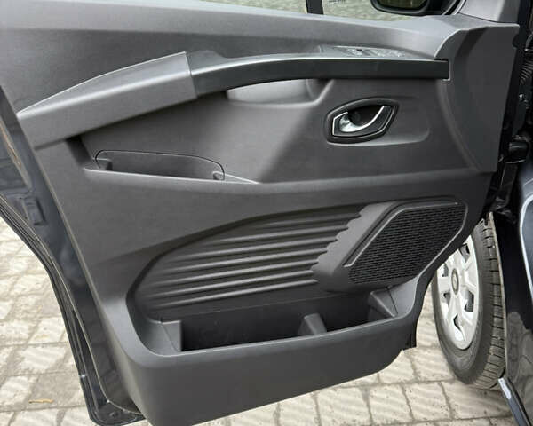 Черный Рено Трафик, объемом двигателя 2 л и пробегом 65 тыс. км за 29900 $, фото 25 на Automoto.ua