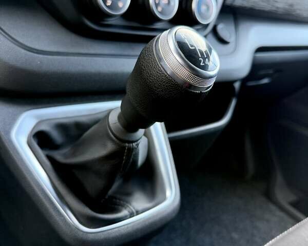 Черный Рено Трафик, объемом двигателя 2 л и пробегом 81 тыс. км за 27900 $, фото 75 на Automoto.ua