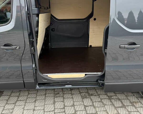 Черный Рено Трафик, объемом двигателя 2 л и пробегом 65 тыс. км за 29900 $, фото 19 на Automoto.ua