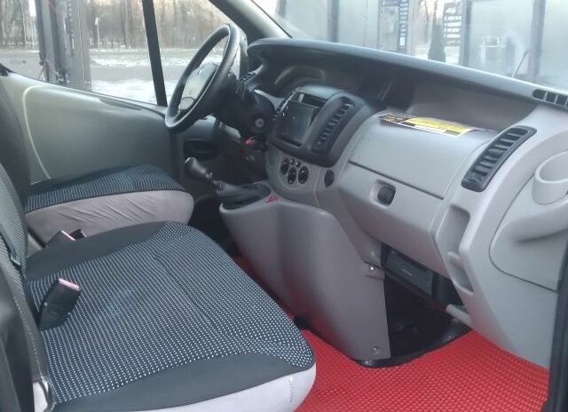 Черный Рено Трафик, объемом двигателя 1.9 л и пробегом 320 тыс. км за 6200 $, фото 3 на Automoto.ua