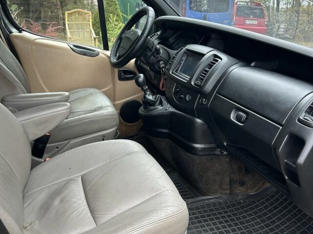 Черный Рено Трафик, объемом двигателя 2.5 л и пробегом 300 тыс. км за 2999 $, фото 4 на Automoto.ua