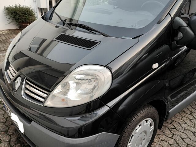 Чорний Рено Трафік, об'ємом двигуна 2 л та пробігом 370 тис. км за 10445 $, фото 1 на Automoto.ua