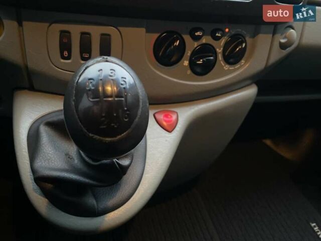 Черный Рено Трафик, объемом двигателя 1.9 л и пробегом 286 тыс. км за 7250 $, фото 58 на Automoto.ua