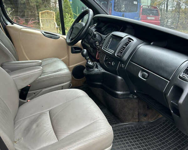 Черный Рено Трафик, объемом двигателя 2.5 л и пробегом 296 тыс. км за 2999 $, фото 4 на Automoto.ua