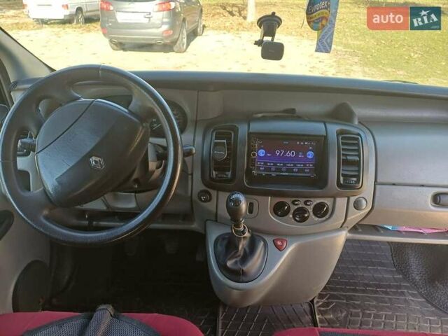 Черный Рено Трафик, объемом двигателя 2.5 л и пробегом 306 тыс. км за 7600 $, фото 2 на Automoto.ua