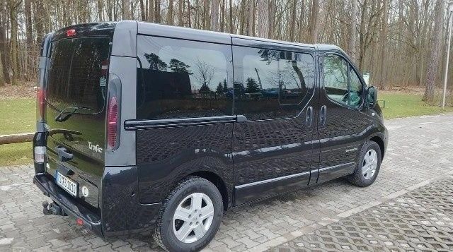 Черный Рено Трафик, объемом двигателя 1.9 л и пробегом 190 тыс. км за 6800 $, фото 1 на Automoto.ua