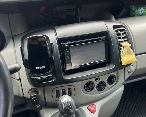 Чорний Рено Трафік, об'ємом двигуна 2.5 л та пробігом 340 тис. км за 8000 $, фото 4 на Automoto.ua