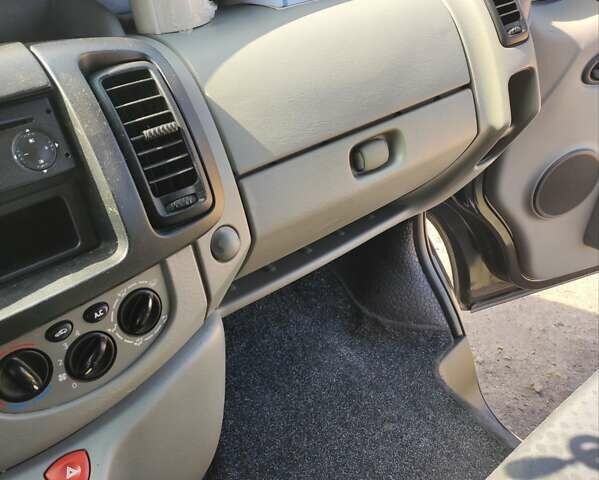 Черный Рено Трафик, объемом двигателя 2 л и пробегом 263 тыс. км за 10700 $, фото 14 на Automoto.ua