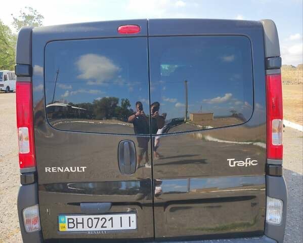 Черный Рено Трафик, объемом двигателя 2 л и пробегом 263 тыс. км за 10700 $, фото 1 на Automoto.ua
