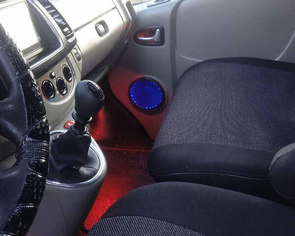 Чорний Рено Трафік, об'ємом двигуна 2 л та пробігом 206 тис. км за 11800 $, фото 6 на Automoto.ua