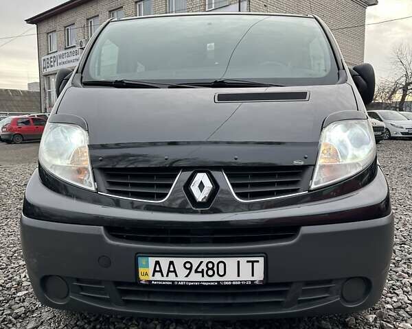 Черный Рено Трафик, объемом двигателя 2 л и пробегом 228 тыс. км за 10500 $, фото 2 на Automoto.ua