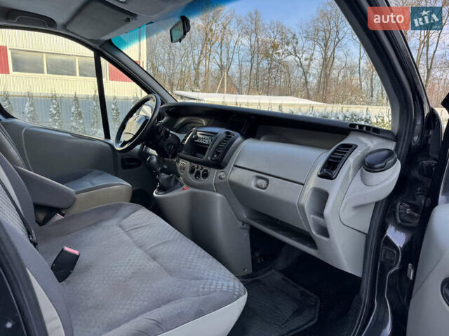 Черный Рено Трафик, объемом двигателя 2 л и пробегом 250 тыс. км за 8899 $, фото 18 на Automoto.ua