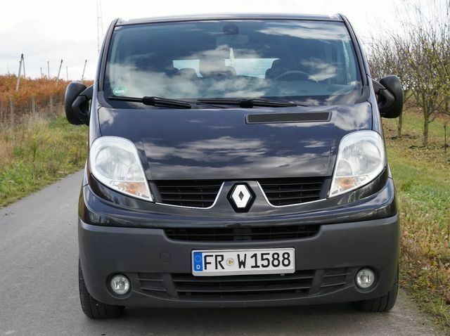 Черный Рено Трафик, объемом двигателя 2 л и пробегом 192 тыс. км за 8200 $, фото 1 на Automoto.ua
