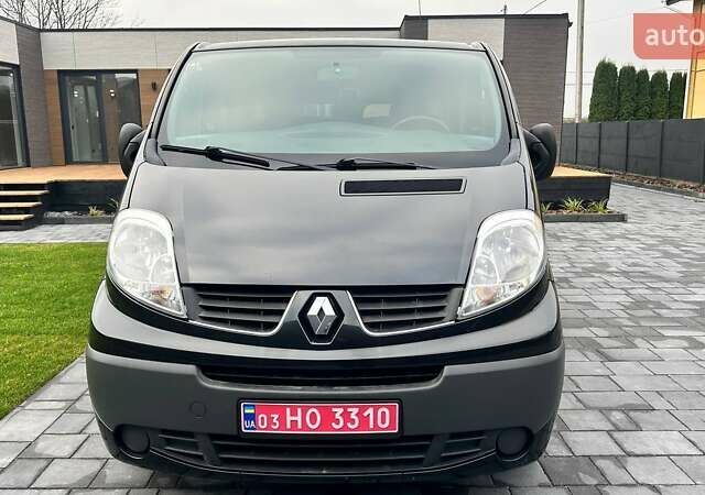 Черный Рено Трафик, объемом двигателя 2 л и пробегом 237 тыс. км за 13600 $, фото 1 на Automoto.ua