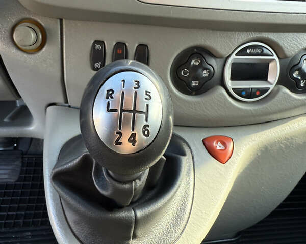 Черный Рено Трафик, объемом двигателя 2.5 л и пробегом 216 тыс. км за 16900 $, фото 27 на Automoto.ua