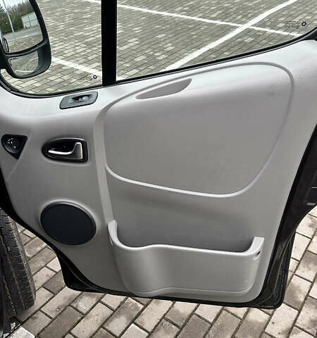 Черный Рено Трафик, объемом двигателя 2 л и пробегом 276 тыс. км за 12800 $, фото 14 на Automoto.ua