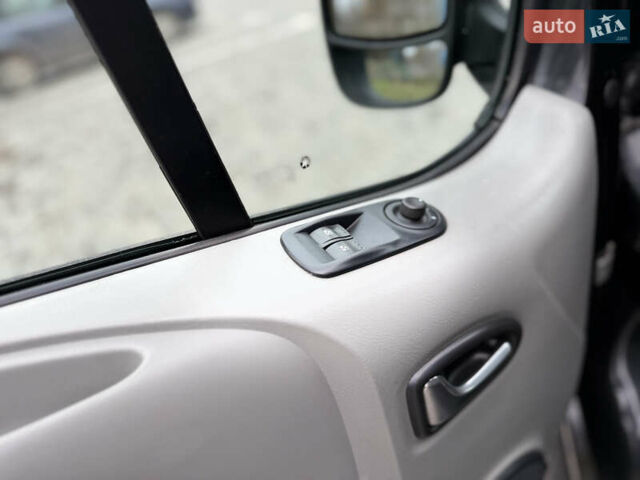 Черный Рено Трафик, объемом двигателя 2.5 л и пробегом 256 тыс. км за 14500 $, фото 15 на Automoto.ua