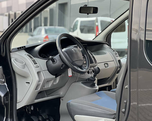 Черный Рено Трафик, объемом двигателя 2 л и пробегом 159 тыс. км за 15100 $, фото 79 на Automoto.ua