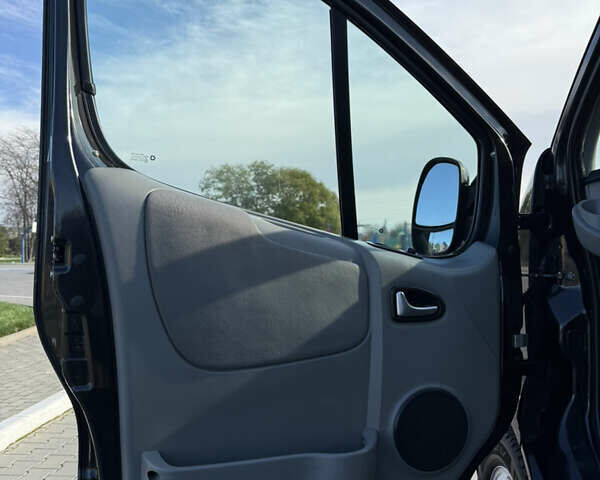 Черный Рено Трафик, объемом двигателя 2.5 л и пробегом 216 тыс. км за 16900 $, фото 19 на Automoto.ua