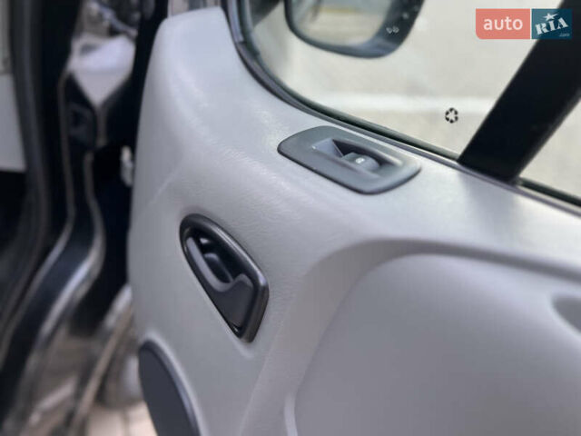 Черный Рено Трафик, объемом двигателя 2 л и пробегом 159 тыс. км за 15100 $, фото 53 на Automoto.ua