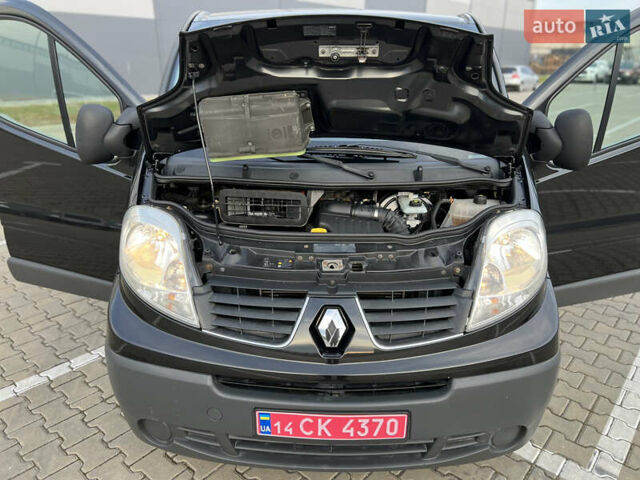 Чорний Рено Трафік, об'ємом двигуна 2 л та пробігом 159 тис. км за 13900 $, фото 70 на Automoto.ua
